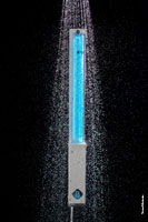 Фото влагозащищенного бактерицидного УФ-облучателя Bact Ray на черном фоне под брызгами воды
