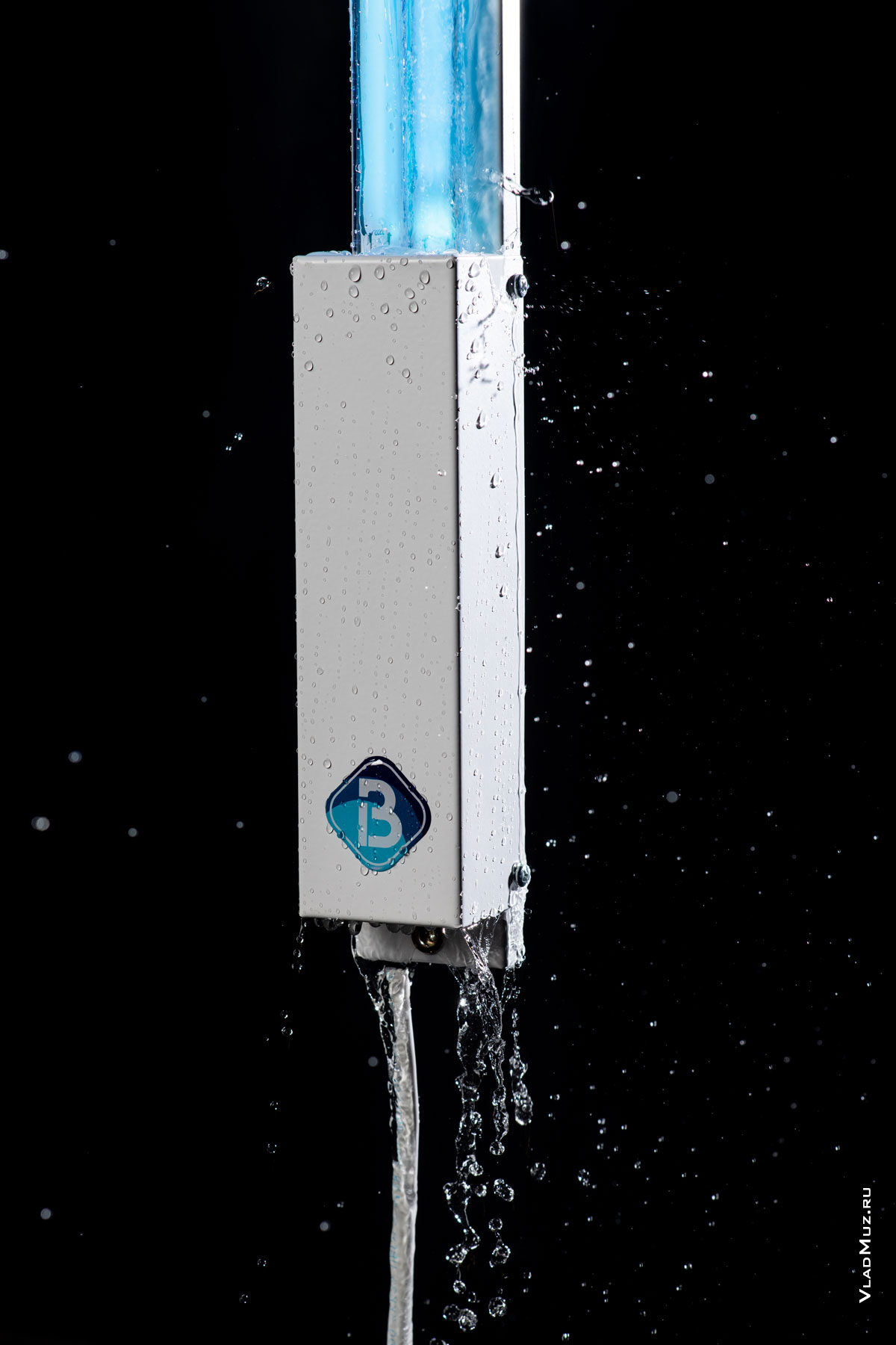 Фото корпуса бактерицидного УФ-облучателя Bact Ray с текущей водой и логотипа компании «Бактерицидные технологии» с каплями