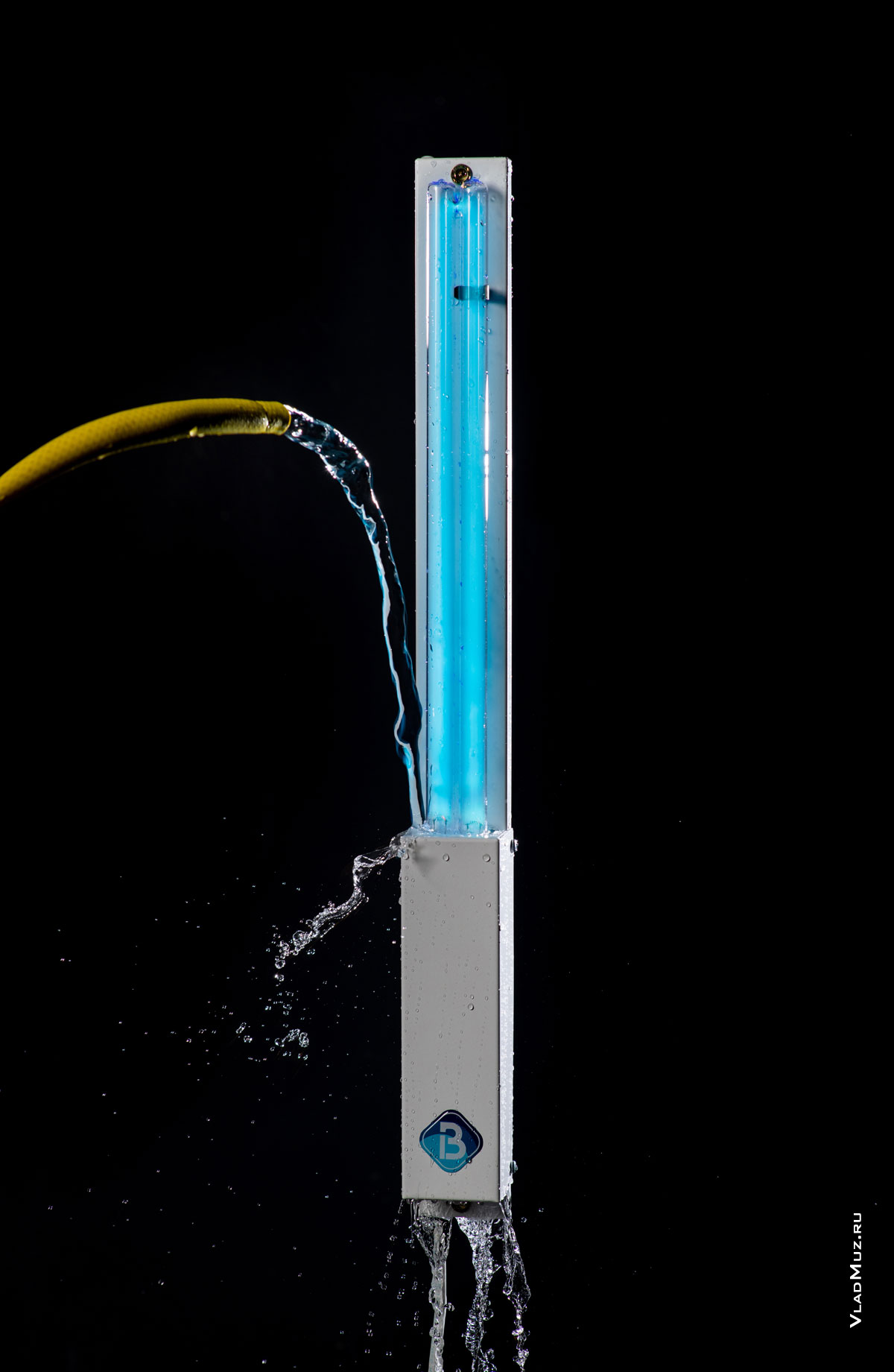 Фото полива бактерицидного УФ-облучателя Bact Ray струей воды из шланга