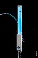 Фото летящей струи воды в работающую бактерицидную УФ-лампу облучателя Bact Ray