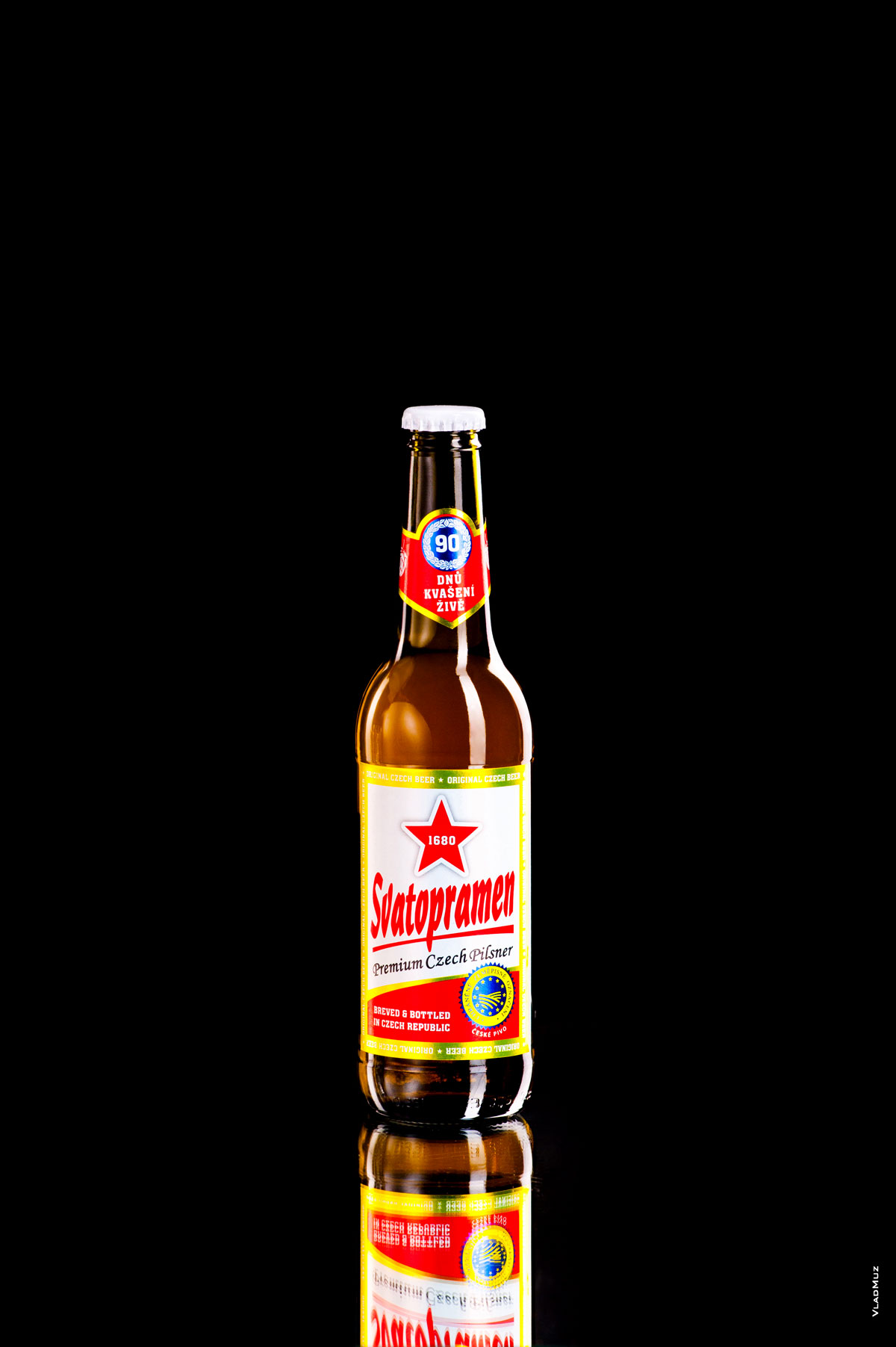 Фото бутылки пива светлого лежака «Святопрамен» на черном фоне