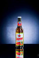 Бутылка светлого пива «Святопрамен» на темно-синем фоне