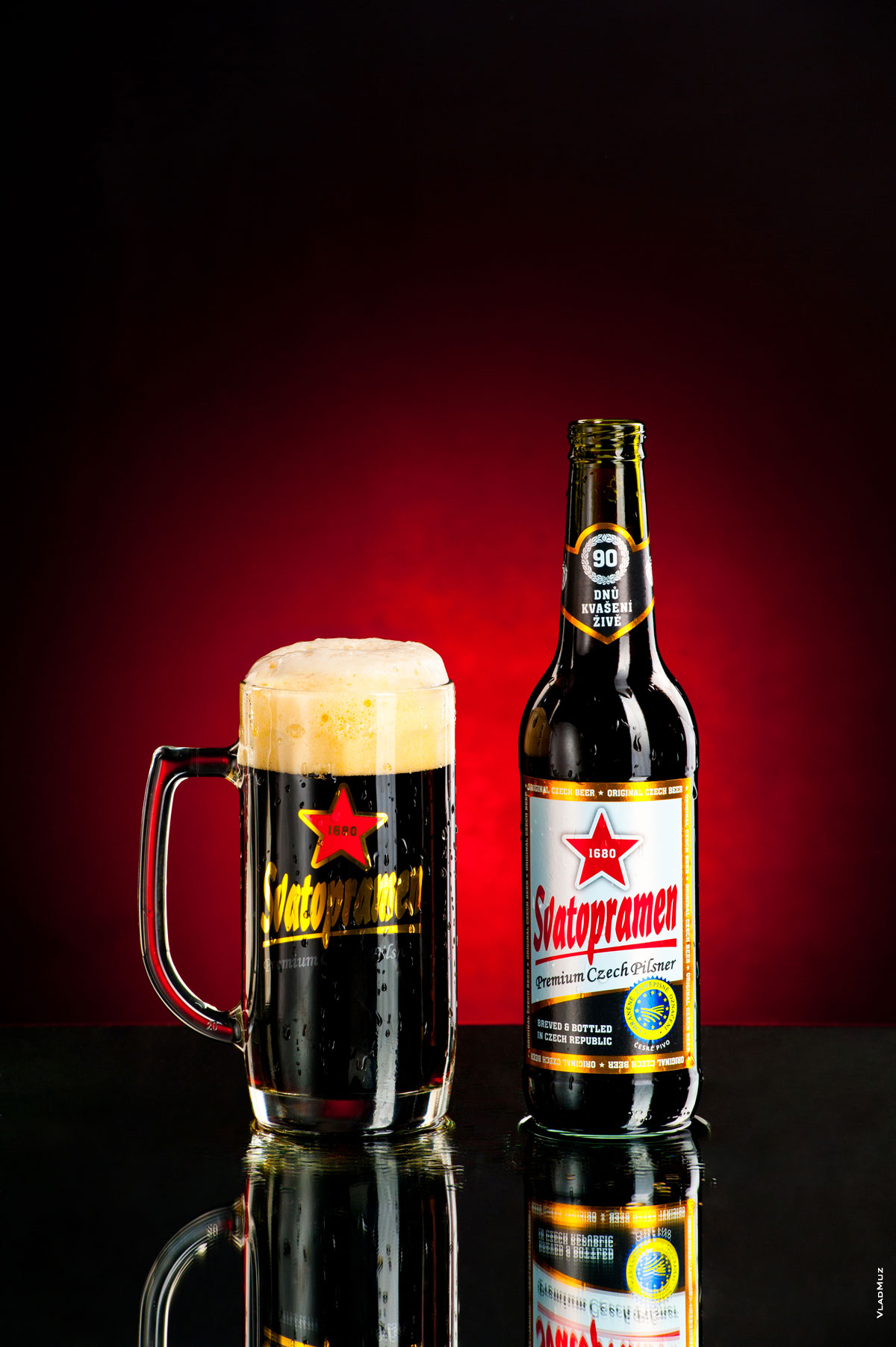 Темное пиво в бокале и бутылка «Святопрамен» смотрятся, как две звезды