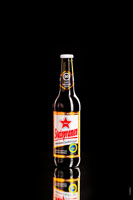 Яркая звезда темного пива «Святопрамен» на черном фоне