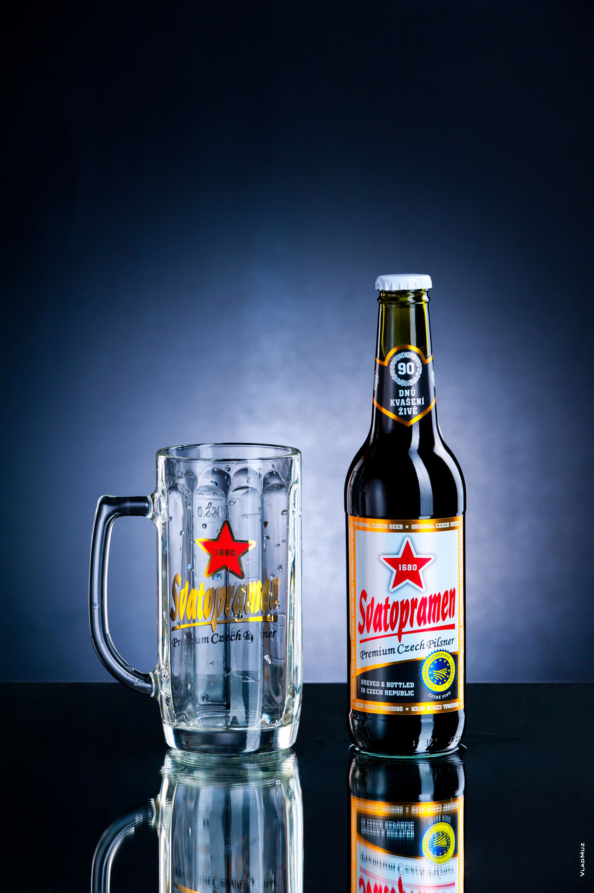 Фото пустой пивной кружки и бутылки темного пива «Святопрамен»