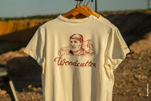Фото белых футболок с логотипом Woodcutter на фоне карьера