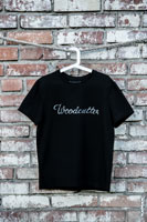 Фото черной футболки Woodcutter на фоне кирпичной стены