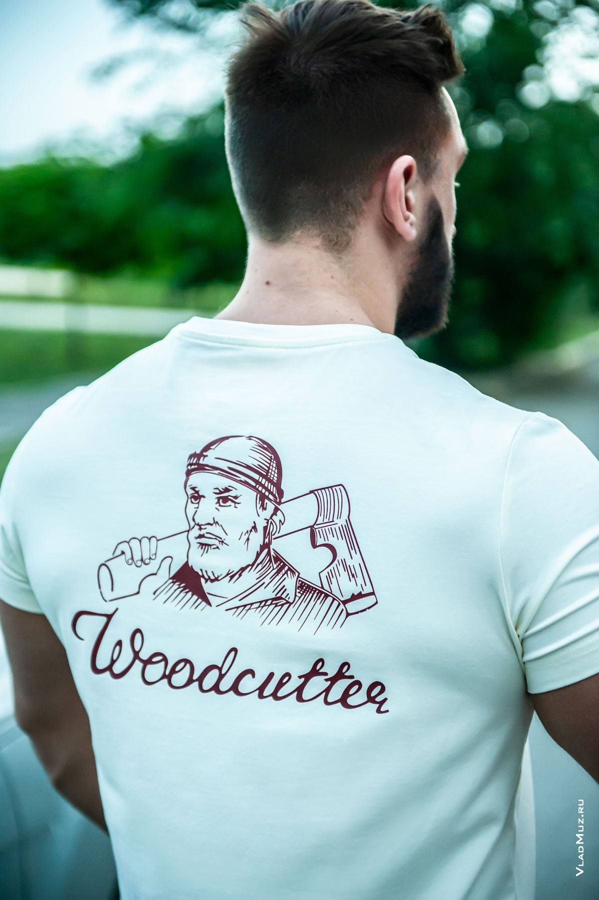 Поясное фото мужчины в футболке Woodcutter сзади