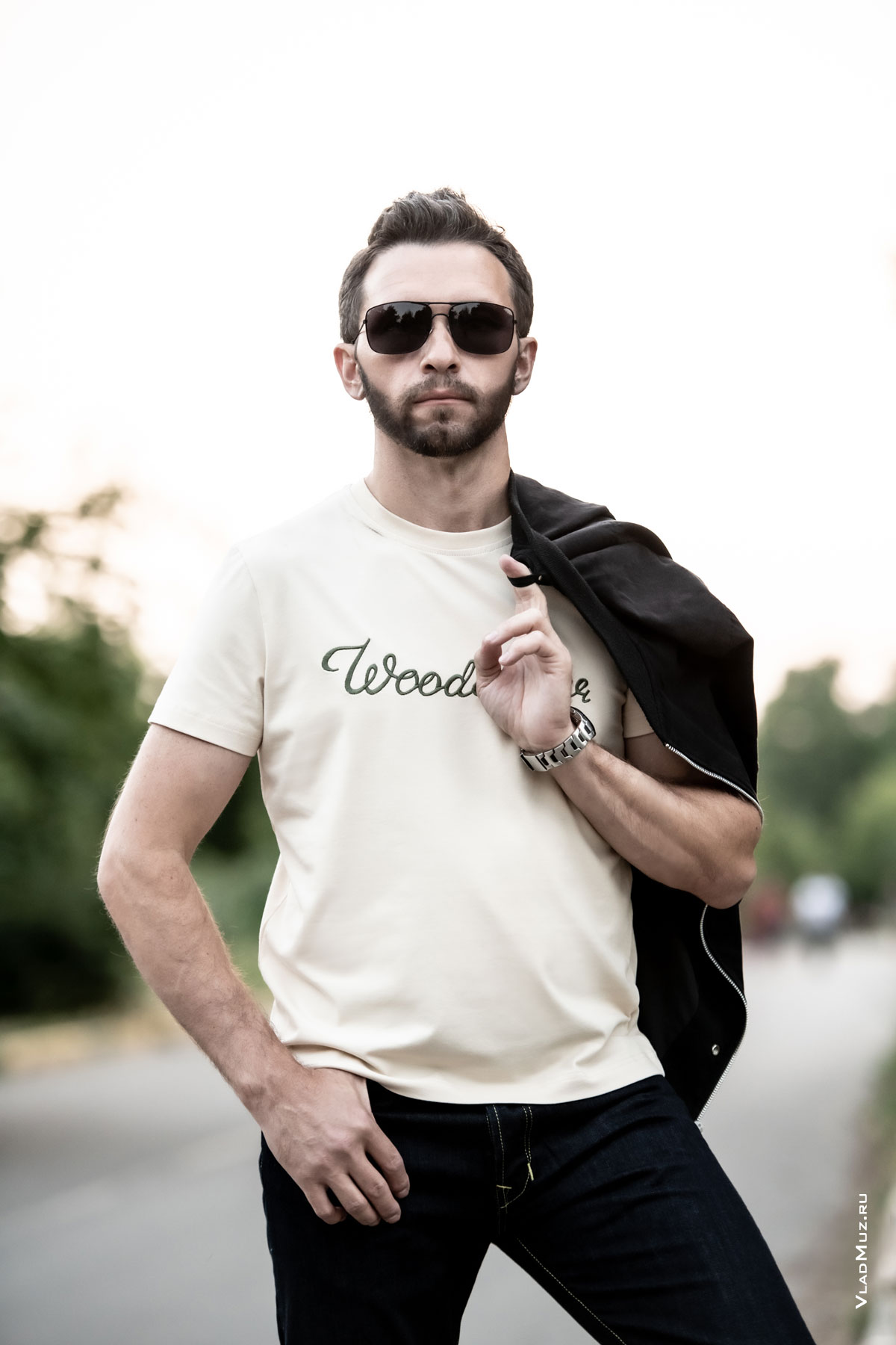 Поясное фото мужчины в солнцезащитных очках и светло-бежевой футболке Woodcutter