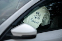 Фото лесника с топором на футболке Woodcutter не переднем сидении автомобиля