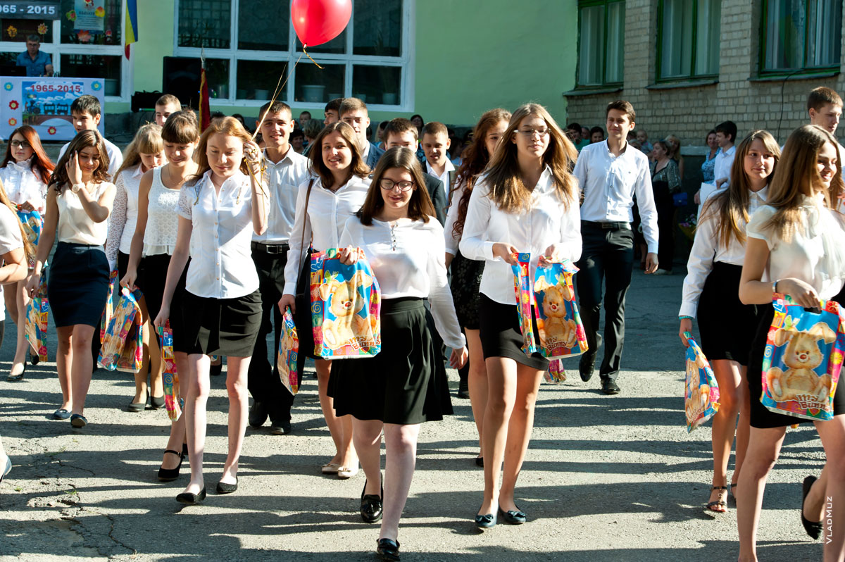 Фото старшеклассников с подарками, идущих к первоклассникам для поздравлений