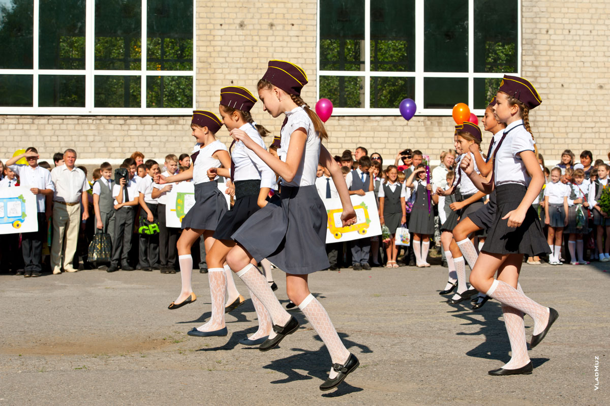 Фото танцующих школьниц на площади перед школой
