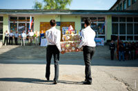Старшеклассники несут ко входу 31 школы большой торт