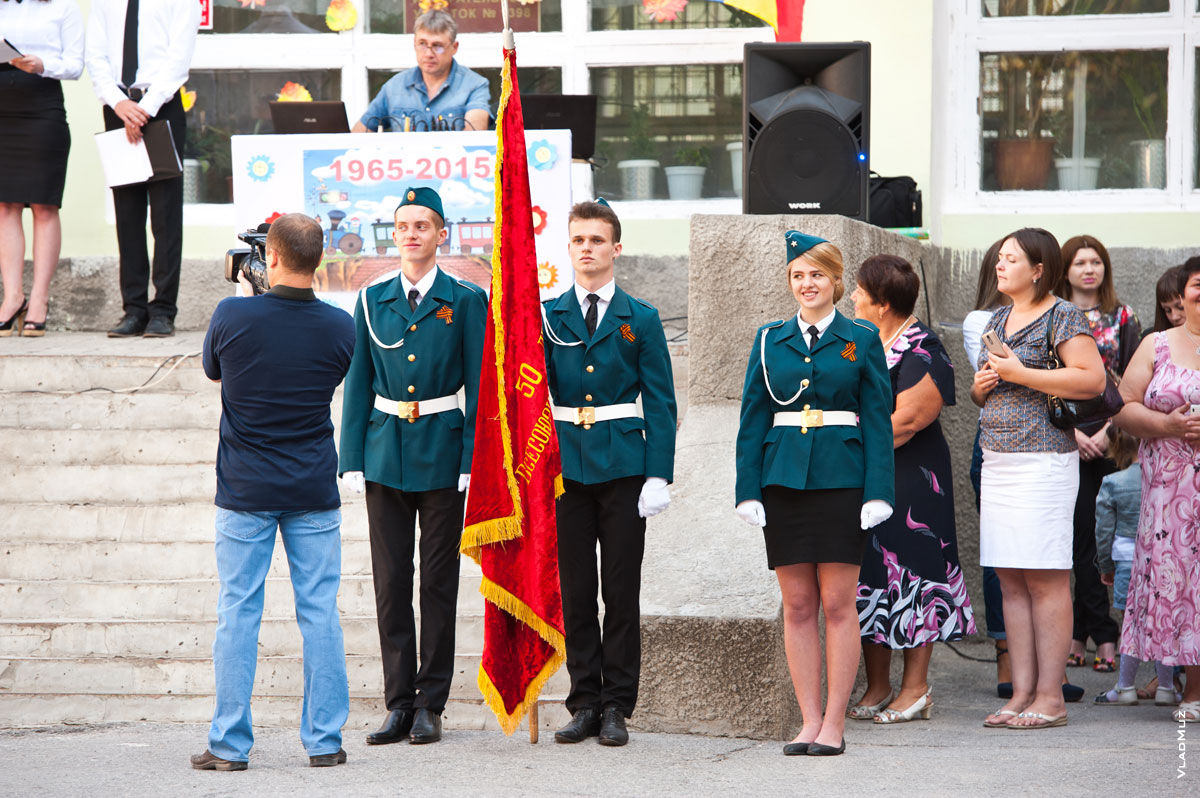 Фото знаменной команды на торжественной линейке в 31 школе г. Новочеркасска