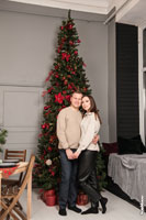 Фото мужчины с девушкой на фоне новогодней елки