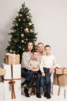 Новогодний семейный фотопортрет с детьми у елки с подарками