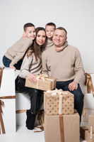 Семейное фото с детьми в студии на белом фоне, с подарками