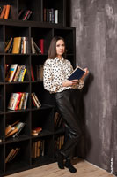 Фото девушки с книгой в полный рост у книжной полки