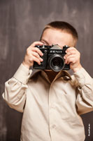 Фото малыша, фотографирующего фотокамерой Zenit