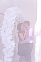 Фото молодой пары в объятиях снято сквозь белый тюль