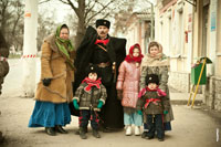Семейное фото семьи казака на улице в Новочеркасске, январь 2014