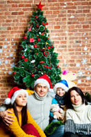Семейное фото у новогодней елки
