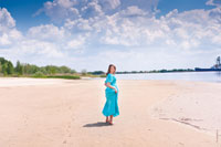 Начало фотосессии: фото девушки в платье на пустынном песчаном пляже