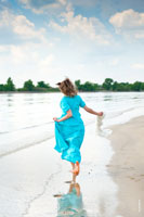 Фото девушки, бегущей по мокрому песку без оглядки