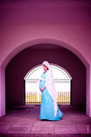 Фото беременной девушки в длинном платке и платье, в сводах и на фоне церковных арок