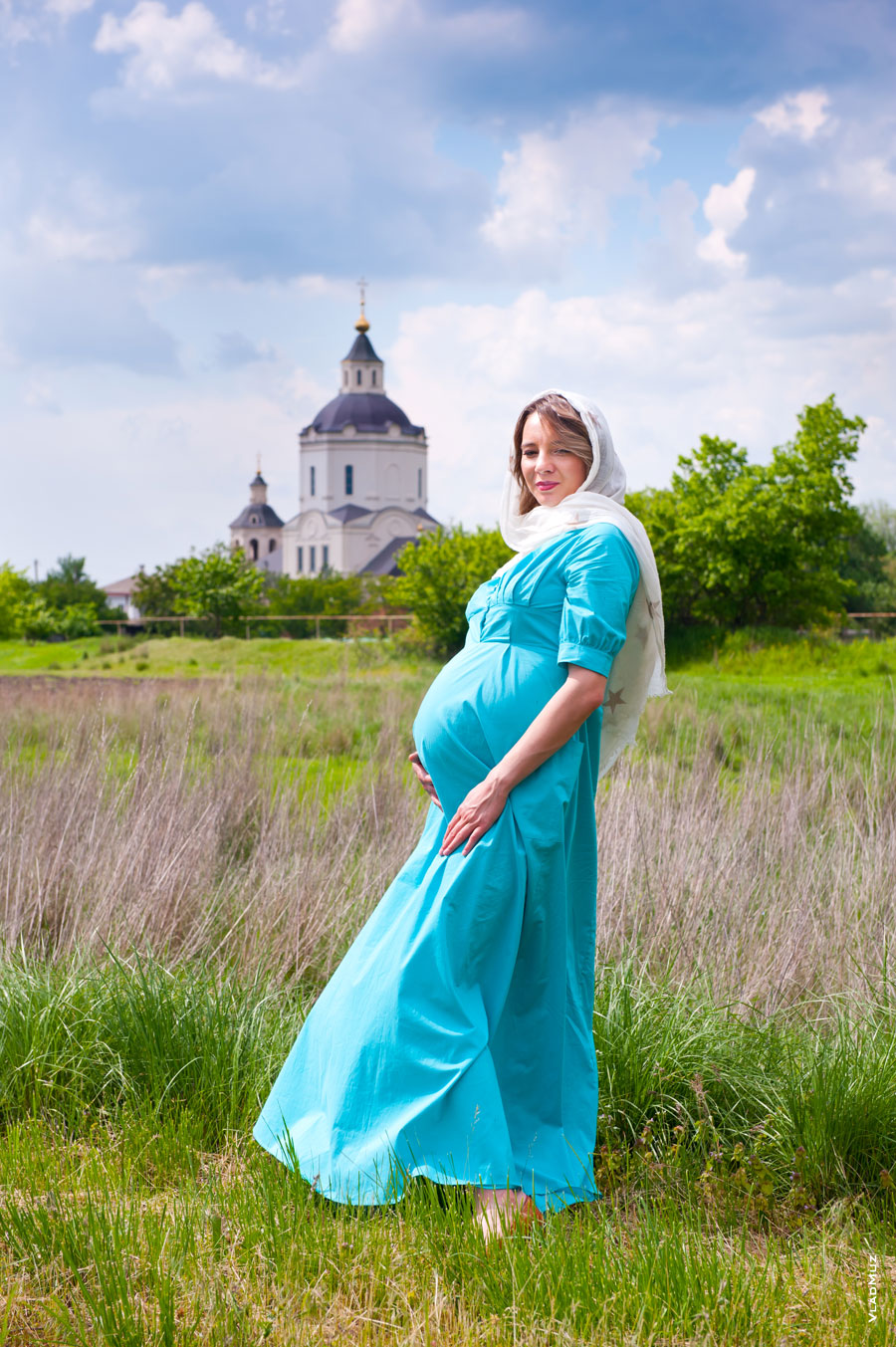 Фото беременной девушки на фоне церковных пейзажей Старочеркасска