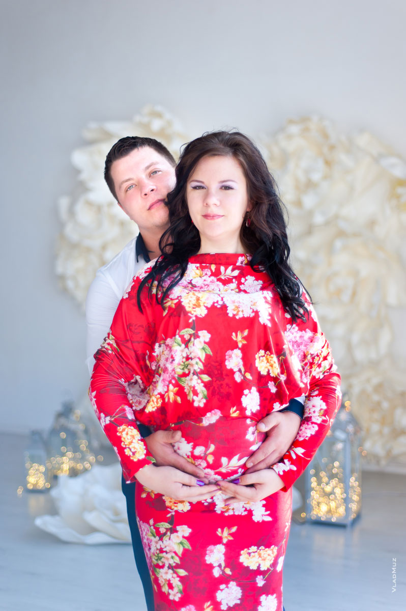 Красивое фото мужа с беременной женой в студии на светлом фоне