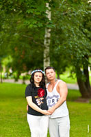 Семейное фото беременной с мужем на фоне березы
