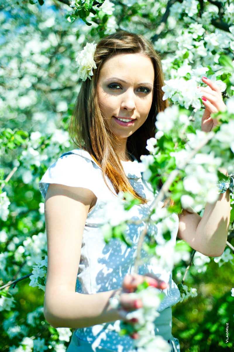 Из серии гламурных фотопортретов девушки в цветущем саду