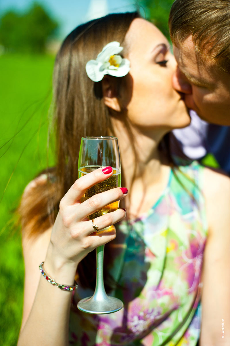 Фото девушки с кольцом на руке и с шампанским. И поцелуй