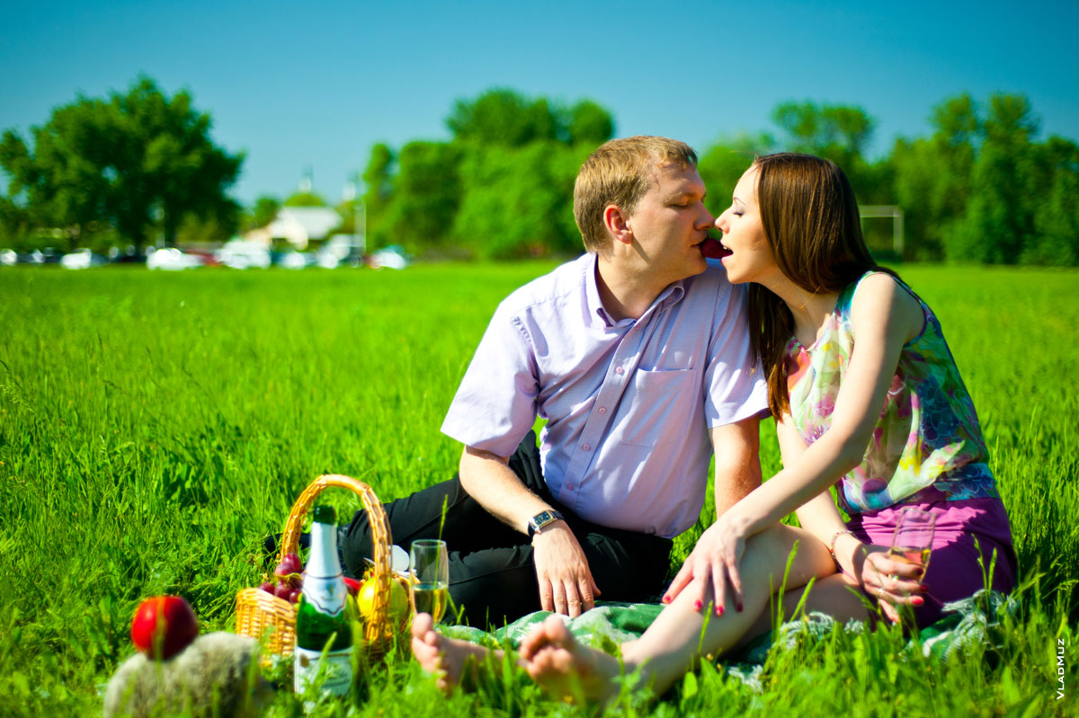 Фото из лав-стори: вдвоем на лужайке. Шампанское с клубникой. Любовь это