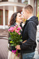 Романтическое фото девушки и мужчины с букетом цветов