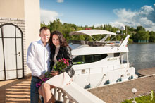 Фото влюбленной пары на фоне белой яхты Marina у набережной ресторана «Белый берег»