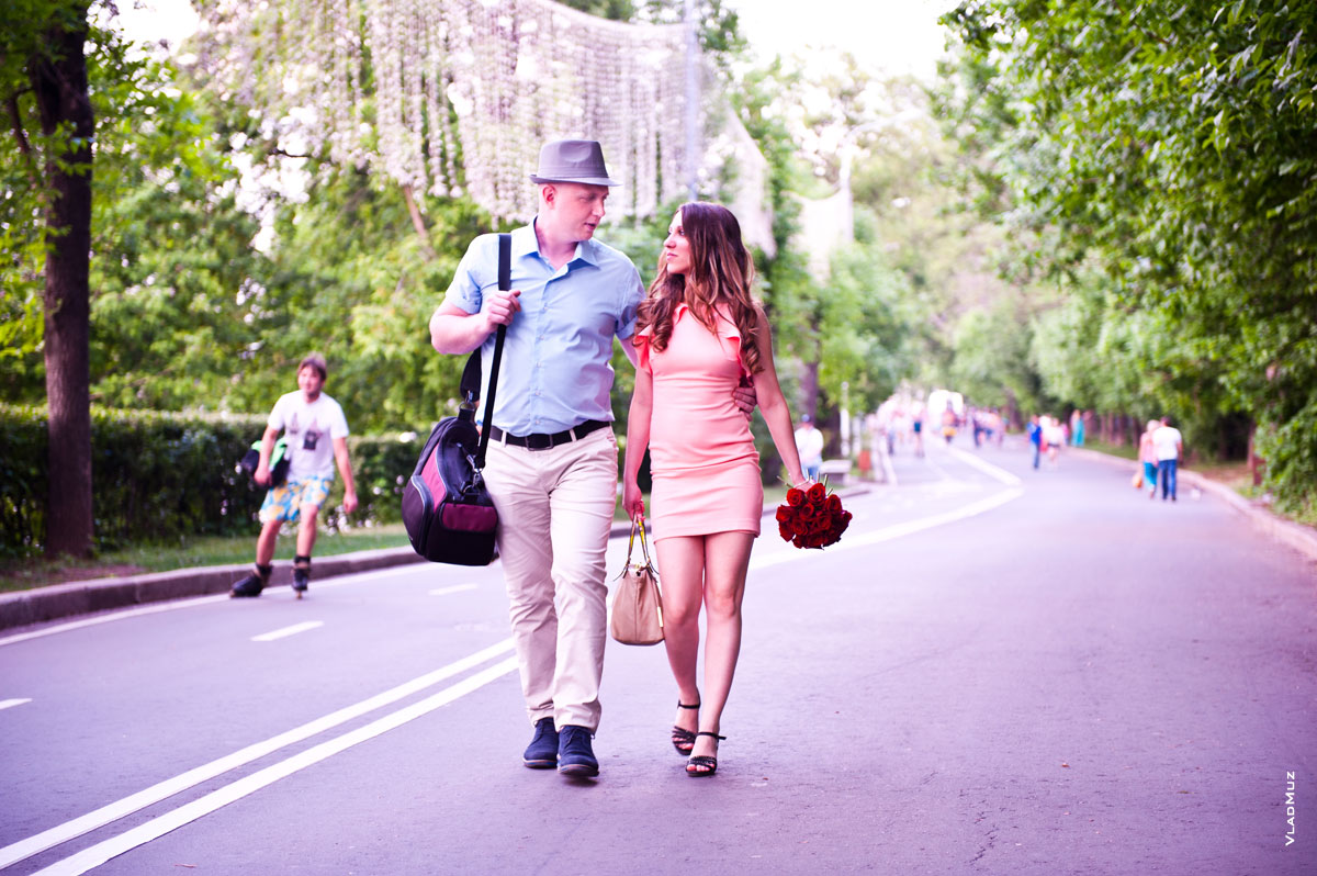 Фото мужчины и девушки, идущих по дороге в парке Горького в Москве