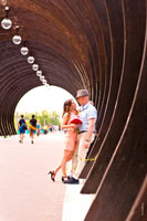Фото влюбленных в деревянной арке перед входом на пешеходный Пушкинский мост в парке Горького