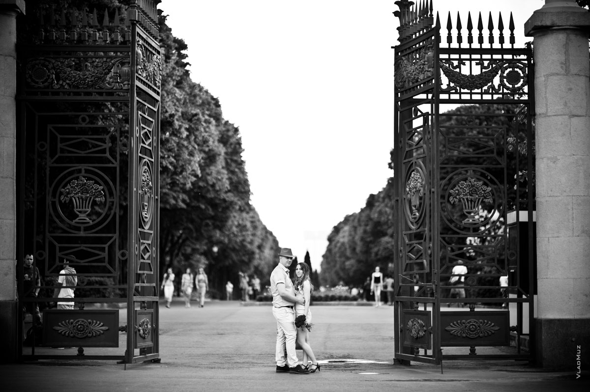 Черно-белое фото молодой пары на входе в парк Горького в Москве