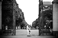 Черно-белое фото молодой пары на входе в парк Горького в Москве