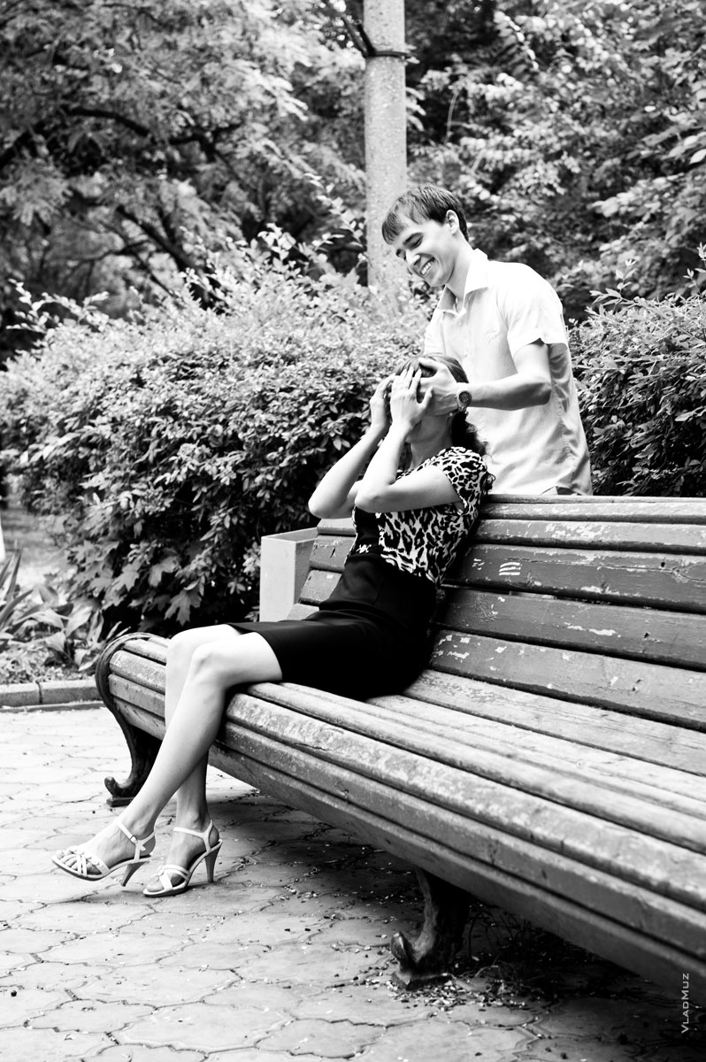 Фото влюбленных на лавочке в Александровской саду (начало романтической фотосессии)