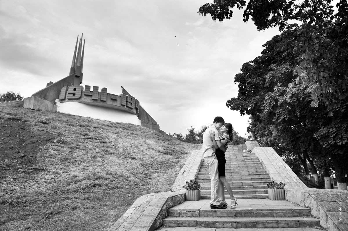 Фотография влюбленных на фоне лестницы к Вечному огню в Новочеркасске