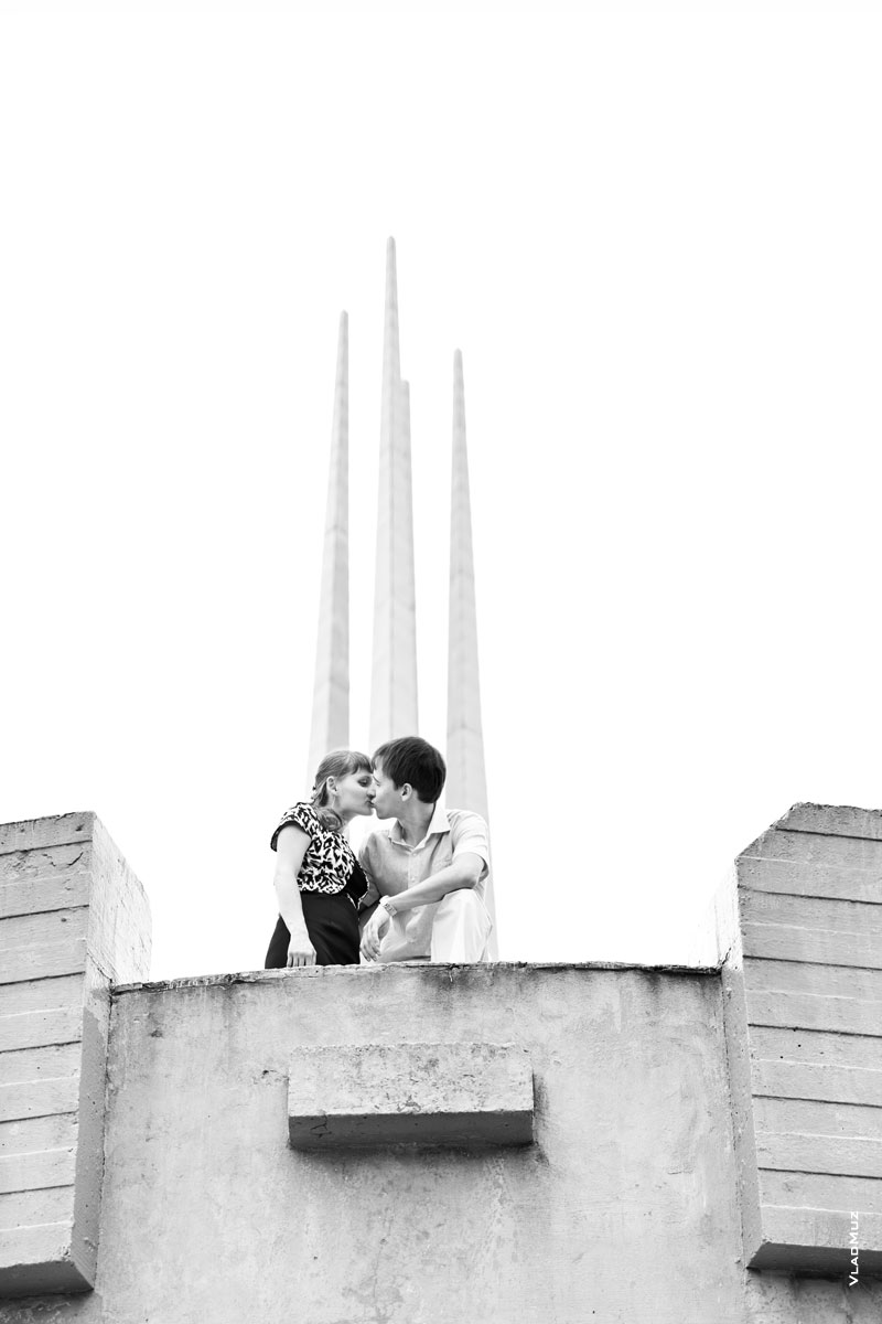 Фото поцелуя влюбленных на фоне остроконечной стелы у Вечного огня в Новочеркасске