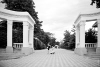 Юноша на колене перед девушкой в окружении колонн Александровского сада