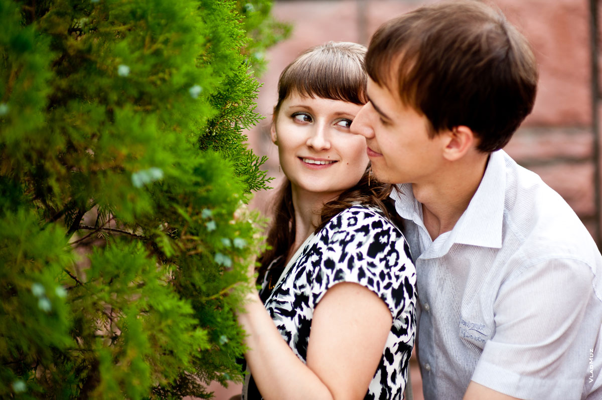 Фото молодой пары у дерева