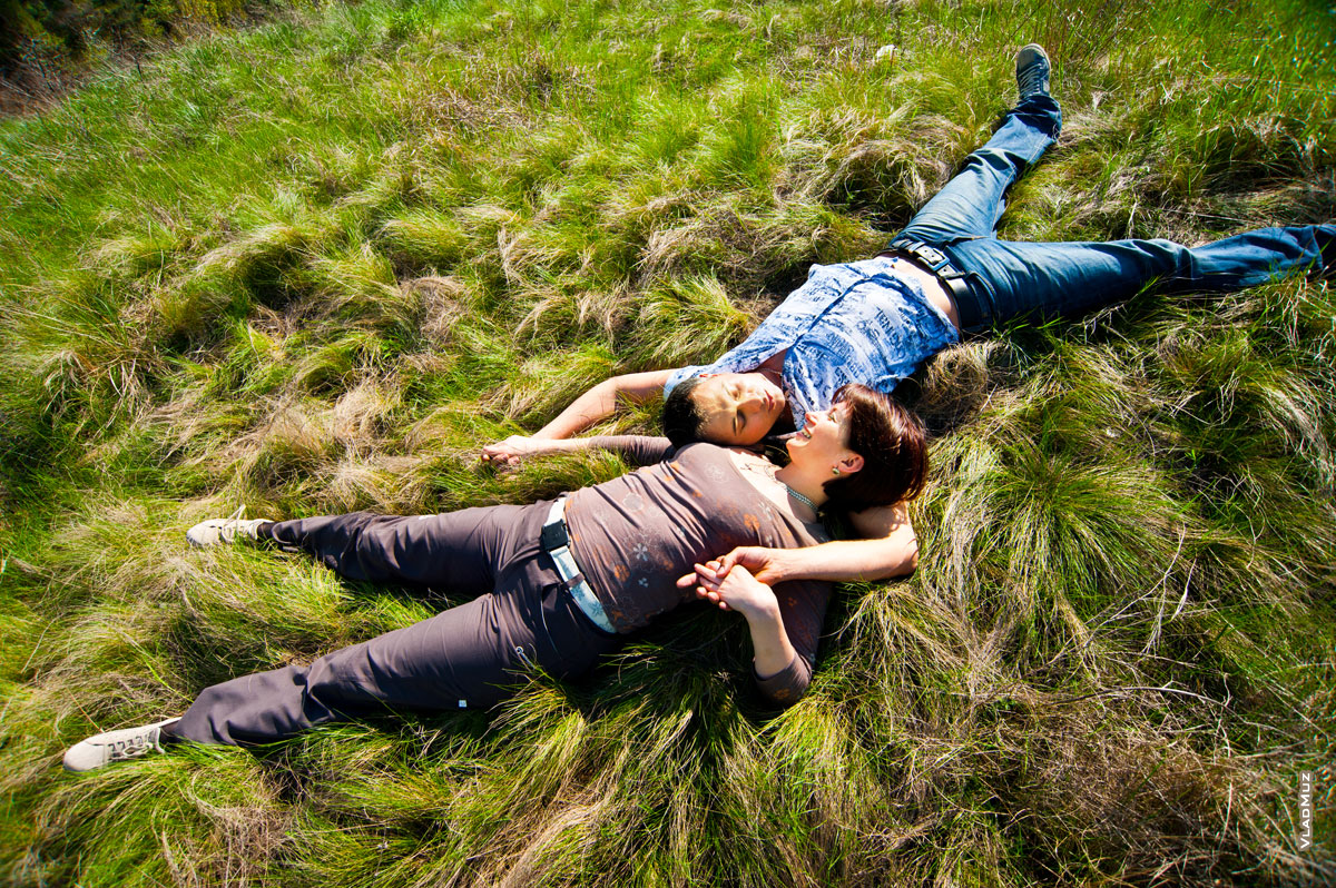 Романтический разговор на траве