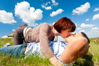 Еще один поцелуй. Фото влюбленных на траве