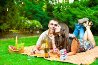 Здесь герои романтической фотосессии пускают мыльные пузыри, лежа на лужайке в парке