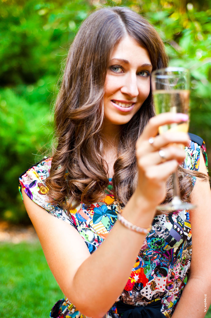 Фото девушки, поднимающей бокал шампанского